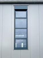 Fensterelemente 1475 mm x 4743 mm, bestehend aus einem DK-Fenster, zwei Festfeldern und einem Kippfenster. System: Alu-Element Heroal W/D 72. Uw-Wert: 0,96 W/(m2K)