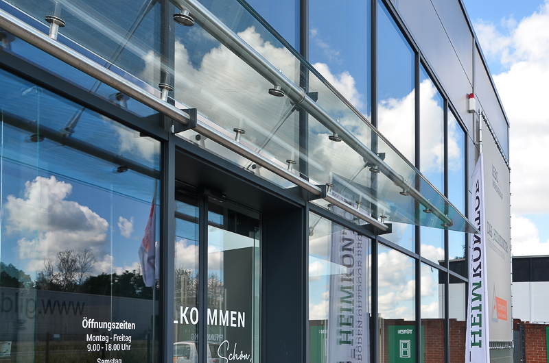 Aluminium Pfosten-Riegel-Fassade Heroal C 50 HI, Vordachkonstruktion aus Edelstahl mit Verbund-Sicherheits-Glas VSG