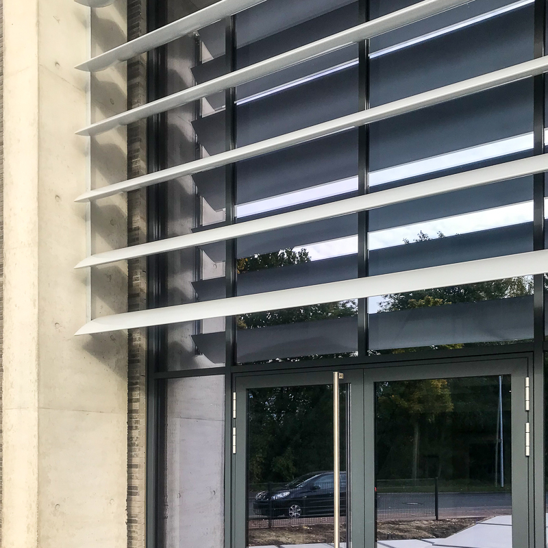 Aluminium-Fenster heroal W 72. Aluminium Verkleidung der Fensterzarge rundum (Übereck-Fassade).