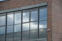 Bürogebäude, Farbe DB 703 Eisenglimmer – Pfosten Riegel Fassade Heroal C 50 HI, Aluminium Türen und Fenster Heroal W/D 72, Innenelemente: Brandschutztüren T30-RS, Heroal D82