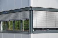 Bürogebäude, Alufenster und Türen Heroal D/W 72, Pfosten-Riegelfassaden mit Eingangstüren C50 HI/D 72